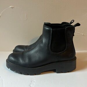 UGG black leather chelsea boots 9/9.5